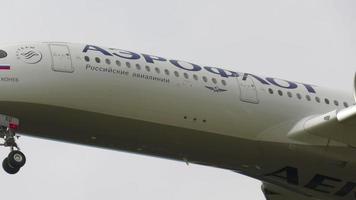 airbus a350 aeroflot che vola sopra la testa video