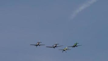 Vuelo acrobático de grupo de rendimiento de aviones deportivos. video