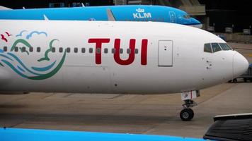 tui fly boeing 767 roulant après l'atterrissage video