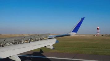 vue aérienne depuis un avion à l'atterrissage video