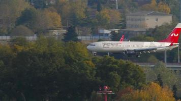 Boeing 737 aereo di linea in atterraggio a sochi. video