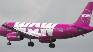 WOW Air Airbus 320 airliner landing video