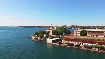 sevastopol, crimea-5 juni 2018 luchtfoto van het stadslandschap met attracties. video