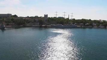 sevastopol, crimea-5 juni 2018 luchtfoto van het stadslandschap met een prachtige zeilboot. video