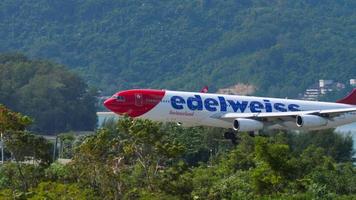 edelweiss air airbus a340 in atterraggio video