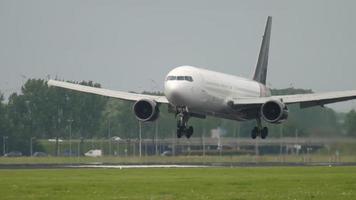 aterrizaje del boeing 767 de titan airways video