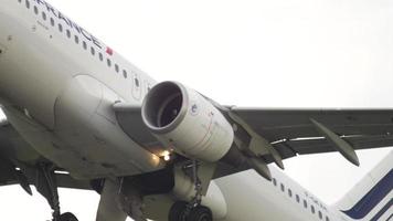 air france airbus 320 começando a subir após a decolagem video