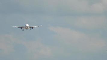 Jet airliner approaching video