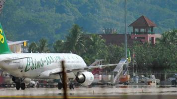 Airbus A320 Spring Airlines taxiing after landing video