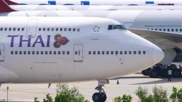 thai airways boeing 747 in rullaggio sulla pista prima della partenza. video