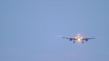avión de pasajeros está volando, vista frontal video