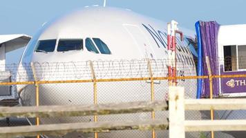 Vista ravvicinata della cabina di pilotaggio Airbus A330 video