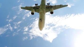 persone sulla spiaggia di mai khao posano e scattano foto con l'aereo di linea che atterra all'aeroporto di phuket. video