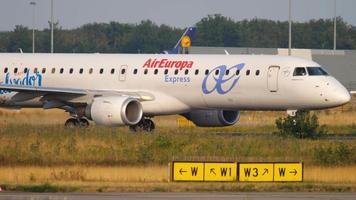 avion de ligne régional roulant au terminal après l'atterrissage. video