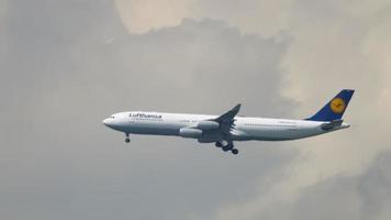 Lufthansa Airbus A340 on final approach for landing video