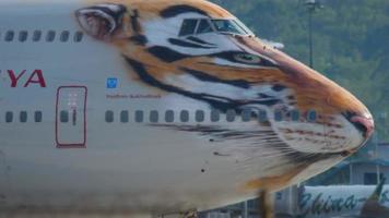 flugzeug dreht vor dem abflug die landebahn video