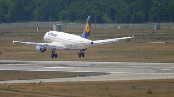 Aufnahmen von der Landung eines Lufthansa-Flugzeugs video