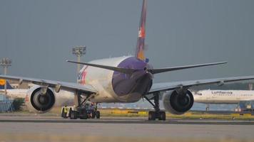 Freight Boeing 777 FedEx video
