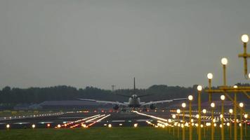 aterrizaje de avión de fuselaje ancho video