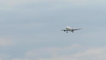 avión de airasia aterrizando en cielo nublado