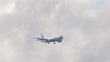 utair avion de ligne airbus a320 en approche finale à sotchi. video