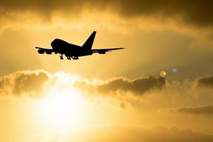 aviones de pasajeros despegando del aeropuerto. concepto de transporte y turismo foto