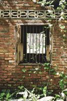 ventana de una vieja casa abandonada. aterrador. concepto de lugar aterrador. foto