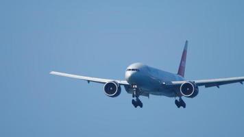 Boeing 777 nadert voor de landing video