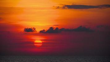 tramonto rosso sull'oceano video
