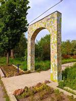 puerta de piedra en un parque. puerta de proa en la naturaleza foto