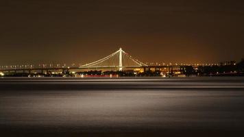 paisaje nocturno y reflexión bahía de san francisco foto