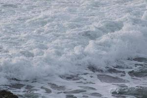 ola rompiendo océano pacífico foto
