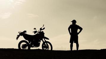 turistas con motos, motocross. turistas de aventura en motocicletas. ideas de eventos de vacaciones para hombres foto