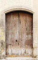 antigua puerta de madera. enfoque selectivo foto