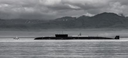 submarino atómico en el desfile en la península de kamchatka foto