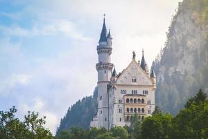 vista frontal del castillo de neuschwanstein en el paisaje de verano cerca de munich en baviera, alemania foto