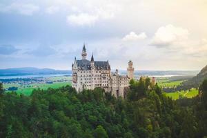 castillo de neuschwanstein en paisaje de verano cerca de munich en baviera, alemania foto