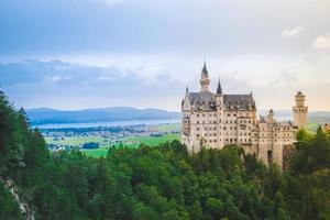 castillo de neuschwanstein en paisaje de verano cerca de munich en baviera, alemania foto