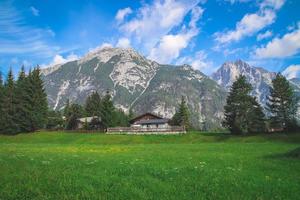 antigua casa de campo tradicional en la cima de una colina en el pintoresco paisaje del país de las maravillas en los alpes. foto