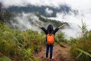 la mujer viaja en la selva tropical con una hermosa naturaleza. la chica va de viaje por el bosque. foto