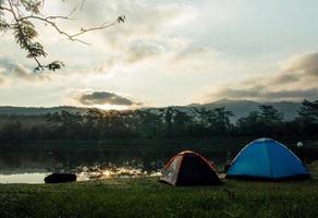 acampar el río acampar al aire libre. estilo de vida glamping. viajes de campamento accidentados. foto