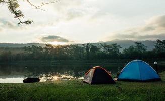 acampar el río acampar al aire libre. estilo de vida glamping. viajes de campamento accidentados. foto