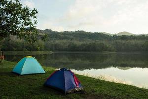 acampar el río acampar al aire libre. estilo de vida glamping. viajes de campamento accidentados. foto
