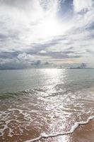 arena de la playa pattaya tailandia en la tarde foto