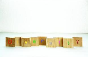 símbolo de diversidad. bloques de madera con palabras concepto dei foto
