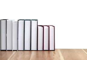 libros nuevos sobre una mesa de madera aislada de fondo blanco foto