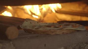 primo piano sulla cottura del pane in un antico forno israeliano video