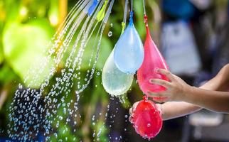 globos de agua de colores foto