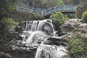 hermoso tiro de caída de agua foto