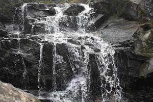 hermosa cascada en la montaña foto